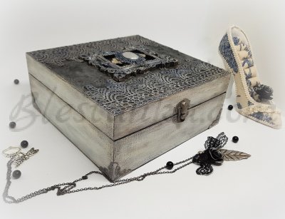 A jewellery box "Beautiful darkness"