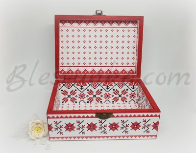 Wooden treasure box "Bulgarian embroidery"