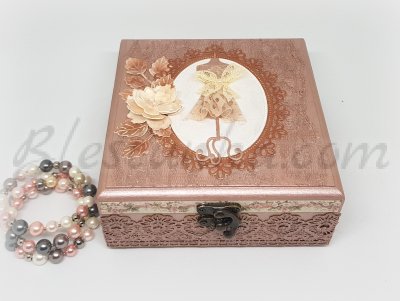 A jewellery box "A lace dress" 