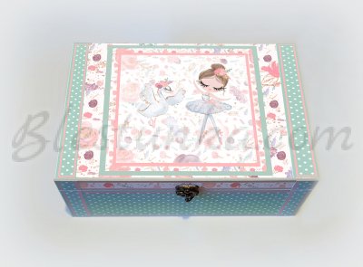 Caja para los tesoros del bebé "La muchacha con las flores" - grande